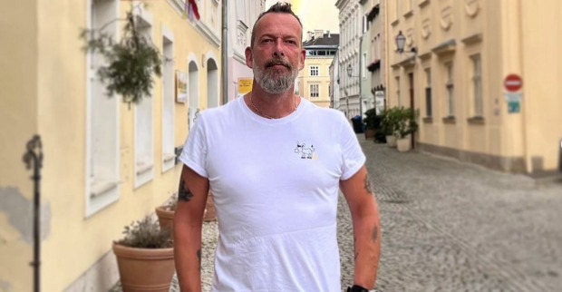 Robert Kratky mit einem weißen T-Shirt in einer Gasse in der Wachau.