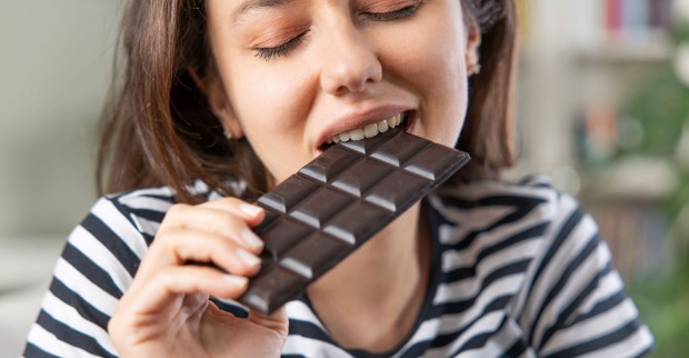Frau isst Schokolade | Credit: iStock.com/eternalcreative