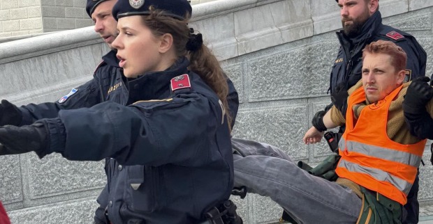 Julian Schütter wird von drei Polizisten "weggetragen".