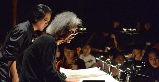 Seiji Ozawa bei der Arbeit mit einem Orchester.