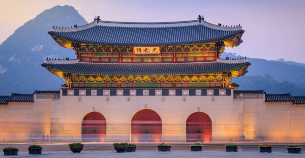 Gyeongbokgung Palast in Seoul bei Abenddämmerung