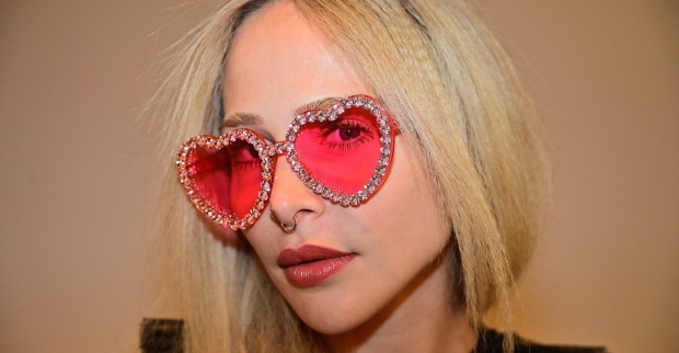Model Theresia Fischer mit blonden offenen Haaren und einer rosa Herz-Brille.