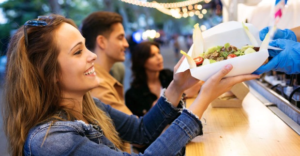 Frau erhält Essen bei Foodtruck