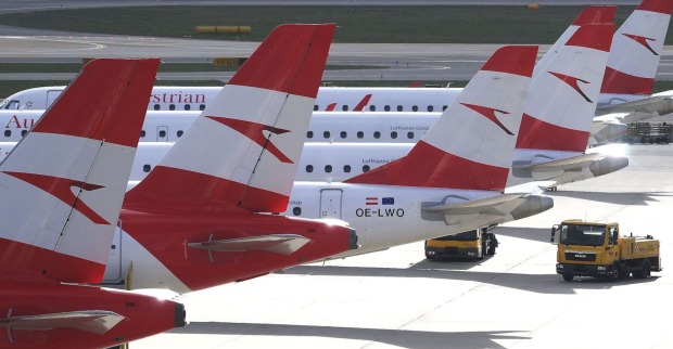 Flieger der Austrian Airlines am Boden.