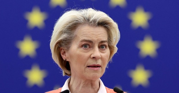 EU-Kommissionspräsidentin Ursula von der Leyen vor der Europäischen Flagge