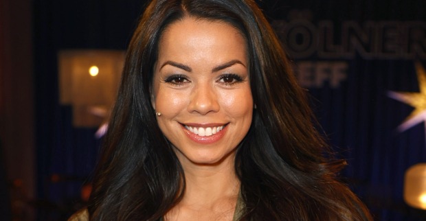 Fernanda Brandao mit offenen, braunen Haaren.