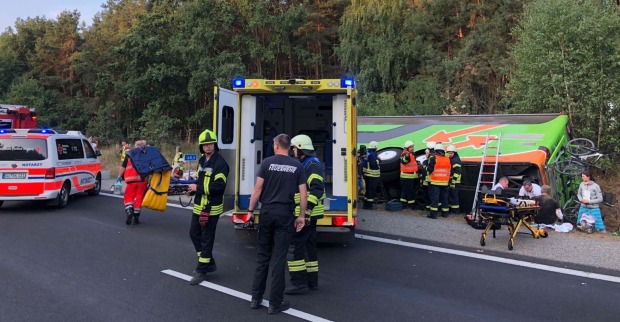 Flixbusunfall: Rettungskräfte vor Ort.