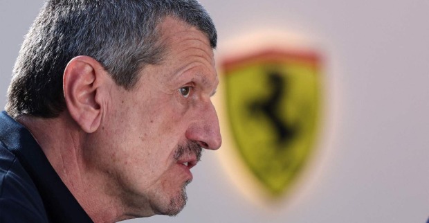 Guenther Steiner in Großaufnahme im Profil, im Hintergrund das Logo von Ferrari