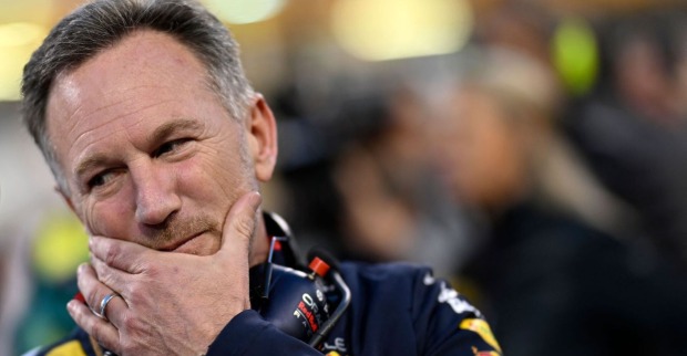 Christian Horner am Rande des Rennens in Bahrain. Er greift sich ins Gesicht, an seiner Hand ein Ehering.