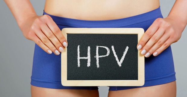 Frau hält Schild mit der Aufschrift "HPV"