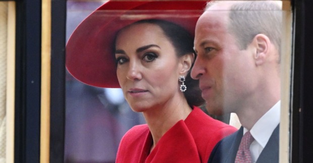 Prinzessin Kate mit rotem Hut und Prinz William in einer Kutsche