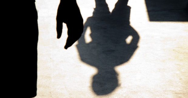 Die Schatten von einem Mann und einem Kind.