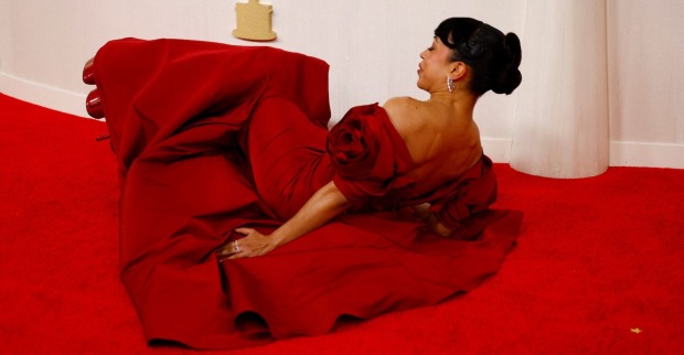 Schauspielerin Liza Koshy am Boden liegend bei den Oscars 2024.