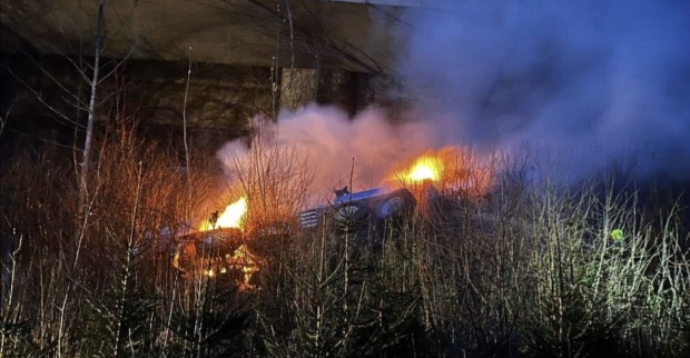 Der brennende Lkw nach dem Sturz.