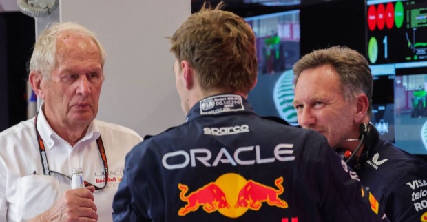 Helmut Marko im Gespräch mit Max Verstappen und Christian Horner
