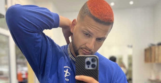 Der Rapper Martin Wenzel mit gefärbten Haaren.