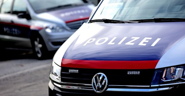 Zwei Polizeiautos von vorne