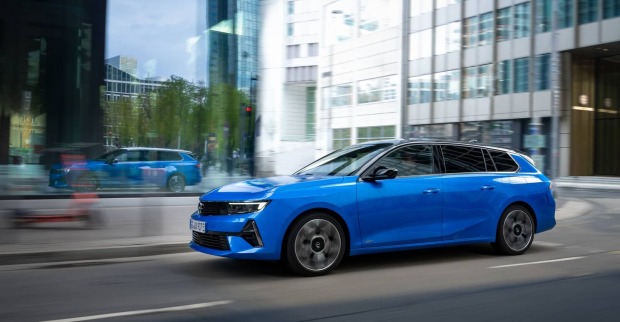 Ein blauer Opel Astra düst durch die Stadt. Den Opel Astra gibt es seit 1991.