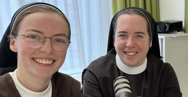 Zwei Klosterfrauen vor Podcast Equipment.