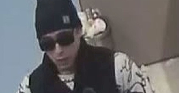 Fahndungsfoto: Einer der beiden Verdächtigen mit schwarzer Sonnenbrille.