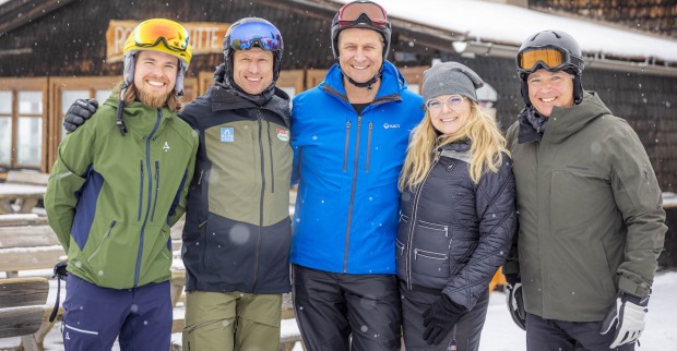 Skifahrer vor einer Almhütte