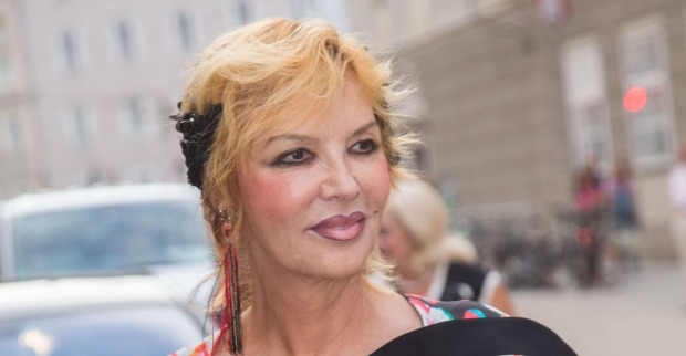 Thea Gottschalk mit kurzen kupfer Haaren und Haarschmuck.