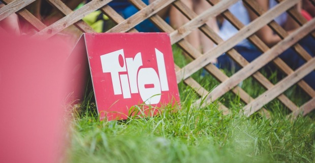 Das Logo der Tirol Werbung auf einem Rasen.