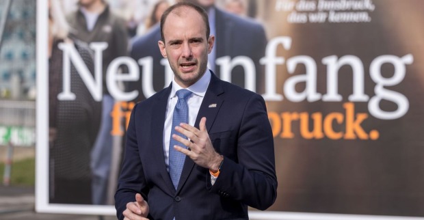 Florian Tursky präsentiert das Wahlplakat seiner Tiroler Liste "das neue Innsbruck"