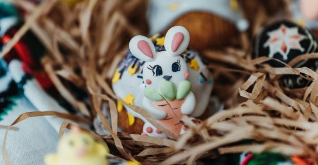 Blick in ein Osternest mit kleinem Hasen aus Zuckerguss