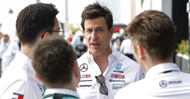 Mercedes-Teamchef Toto Wolff im Gespräch mit seinen Mitarbeitern