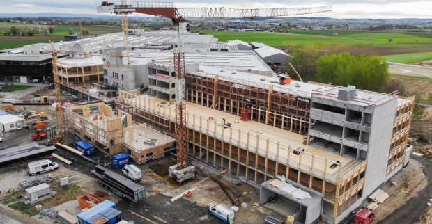 Baustelle des Holz-Parkhauses von Hargassner