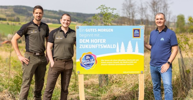 Hofer pflanzt Bäume
