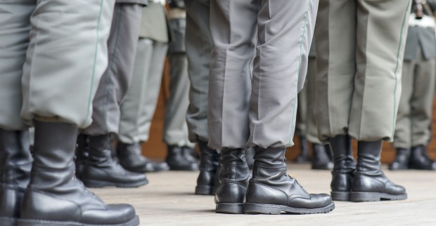 Ein Foto von den Schuhen und den Outfits des österreichischen Militärs.