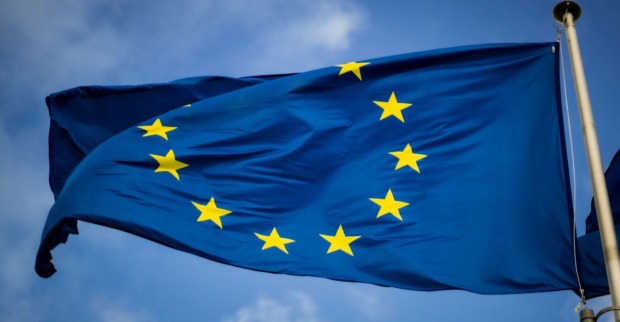 Die Flagge der Europäischen Union vor blauem Himmel