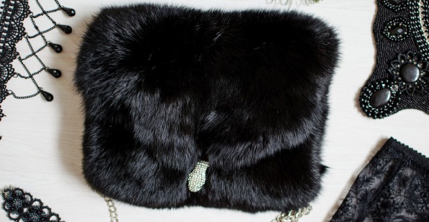 Schwarze Fellhandtasche | Credit: iStock.com/VVPhoto