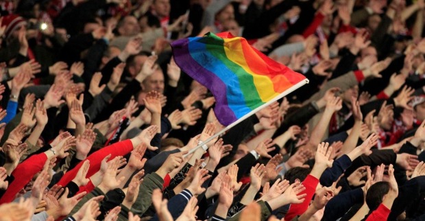 Eine Regenbogenflagge in einem Stadion.
