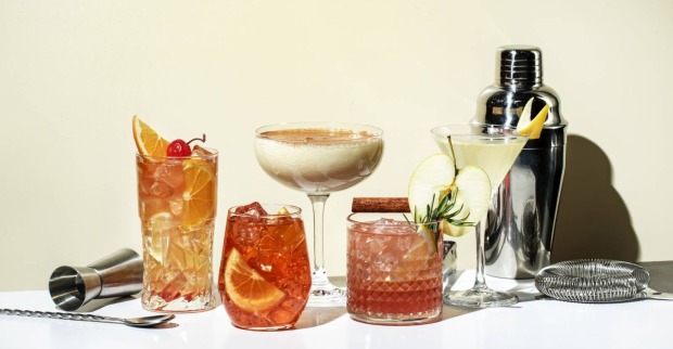 Verschiedene Cocktailgläser, die mit verschiedenen Arten von Cocktails gefüllt sind.