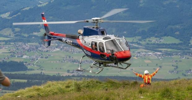 Der Helikopter der Alpinpolizei bei einem Einsatz.