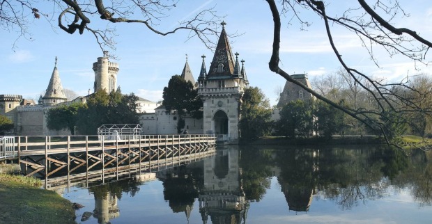 Außenaufnahme von Schloss Laxenburg bei Wien mit Blick über die Brücke und das Wasser