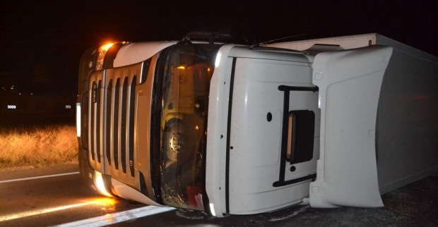 Ein umgekippter Lastwagen auf der Straße