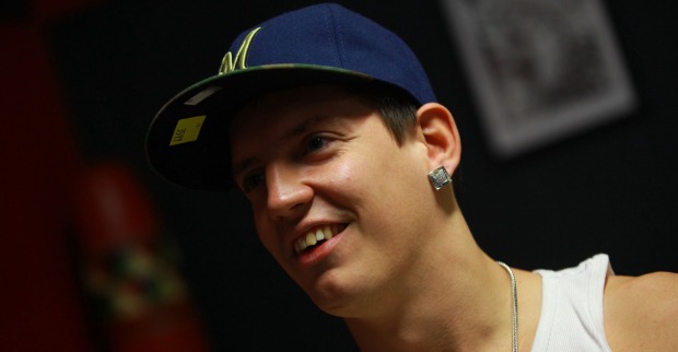 Money Boy mit einer Kappe und einem weißen Trägershirt.