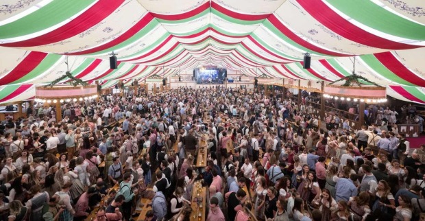 Ein gut gefülltes Bierzielt beim Stuttgarter Frühlingsfest.