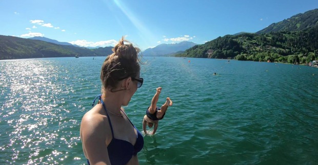 Paar spielt am Ossiacher See in Kärtnen