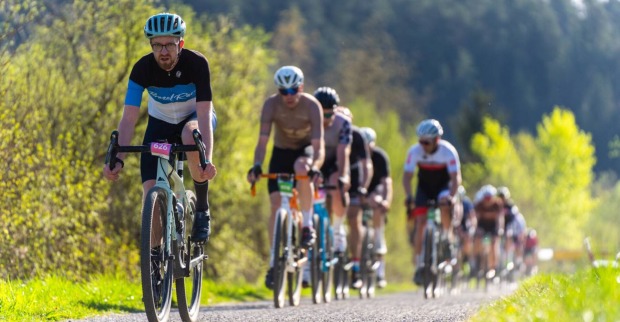 Kopf-an-Kopf-Rennen der teilnehmenden Gravel Bike Racer