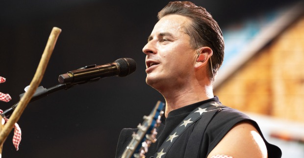 Andreas Gabalier mit einem Mikrofon auf der Bühne.