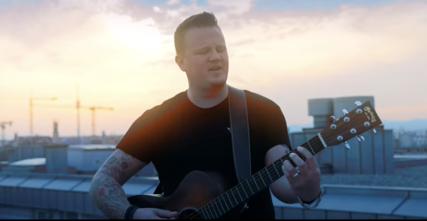 Screenshot aus Manuel Paches Musikvideo "Unsere Zeit is no ned kumman"