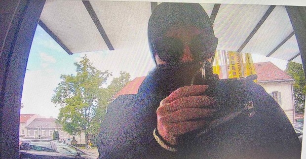 Bild aus einer Überwachungskamera, wie die Frau Geld abhebt.