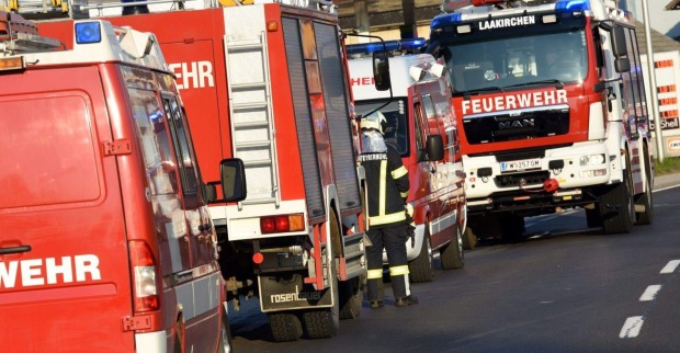 Mehrere Einsatzfahrzeuge der Feuerwehr.