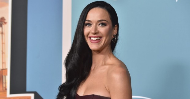 Katy Perry mit offenen, schwarzen Haaren.