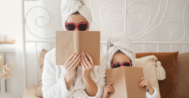Mutter und Kind sitzen im Bett | Credit: iStock.com/undefined undefined